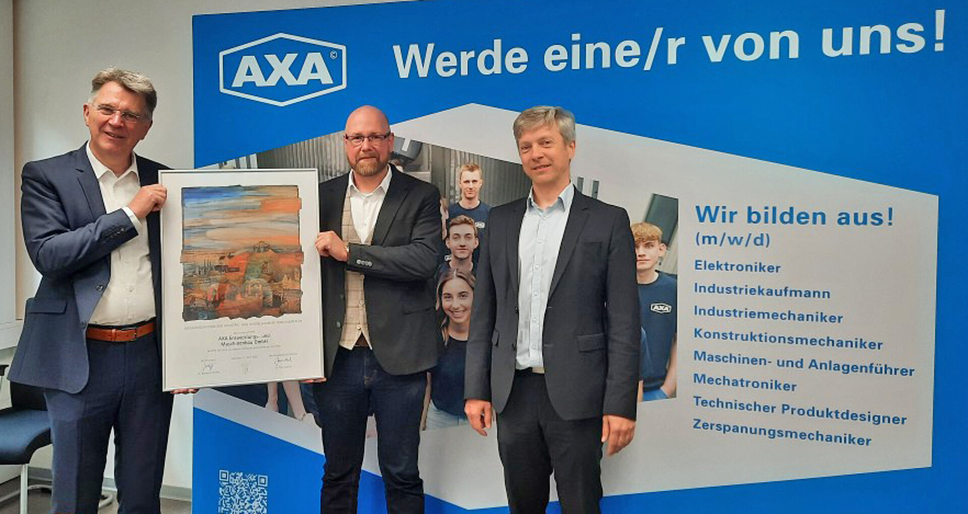 AXA begeht ein doppeltes Jubiläum: Vor 60 Jahren wurde der Grundstein gelegt, vor 50 Jahren begann die Ära als Maschinen- und Anlagenbauer. Hierzu überreichte Christopher Papendorf von der IHK Nord Westfalen den Geschäftsführern Matthias Kappelhoff (links) und Alexander Saar (rechts) eine Jubiläumsurkunde.